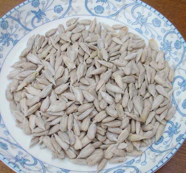 剥瓜子不需要用手慢慢剥了,教你一个方法,轻松就能剥好一大盘