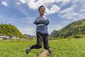 他天生没有双臂，9个月丧父5岁被拐乞讨，却拒绝人家200万，为啥图片