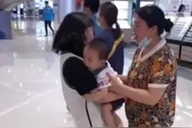 儿子紧紧抱住陌生阿姨不肯撒手，亲妈出现后愣住了：两个妈妈？图片