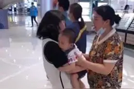 儿子紧紧抱住陌生阿姨不肯撒手，亲妈出现后愣住了：两个妈妈？图片