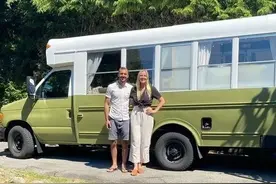 小两口爆改破校车成Ins风大房车，开着玩遍了温哥华图片