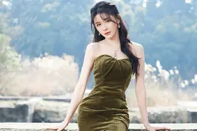 名门泽佳：蔡卓宜长相甜美又有料 一袭墨绿丝绒垂裙效果温柔性感图片