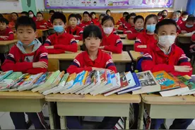 石家庄谈南路小学“公益市集”为“爱心漂流”助力图片