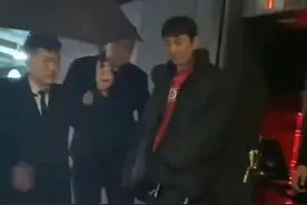 王思聪开千万豪车现身，众人点头哈腰迎接，美女主动搭话姿态卑微图片