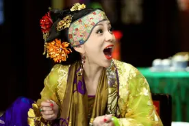 四十岁女人睡前保养这3个部位，皮肤紧致气色佳，贵气感迎面扑来图片