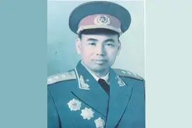 1976年毛主席逝世，上将许世友连下3道命令，不顾阻拦带枪守灵图片