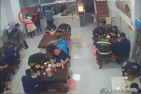 15名消防员灭火后用餐，她悄悄付钱的样子真美！图片