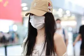 李小璐又开始“作妖”了，防晒衣故意扯下秀香肩，明星气质仍出众图片