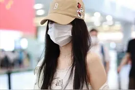 李小璐又开始“作妖”了，防晒衣故意扯下秀香肩，明星气质仍出众图片
