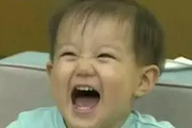 小学生考100分的表现笑翻网友：敢扔书包，还敢在妈妈面前拍试卷图片