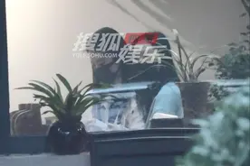 刘亦菲外出聚餐，素颜皮肤依旧白皙滑嫩，热情给粉丝签名毫无架子图片