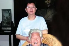 爸爸是上将，哥哥是中将，女将军却为了17辆车，甘愿把自己喝倒图片