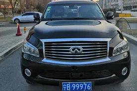 送走了“大黑”，迎来了“大白”，同样是大V8，你如何选择？图片