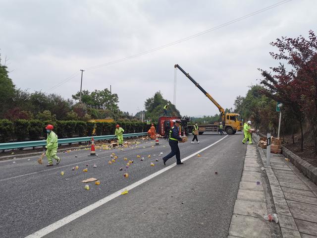 货车“横躺”成拦路虎，8吨果冻洒满高速