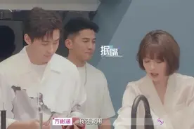 baby嗑糖太认真，不小心伸手压到下巴，松手后的下巴形状看呆粉丝图片