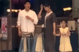 白百何和佟大为拍戏被偶遇！皮肤白净五官精致，穿平底鞋个子超高图片
