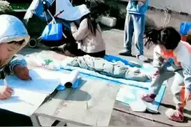 26岁小姨打游戏12岁外甥帮带娃，一人一把不许耍赖，合作愉快图片