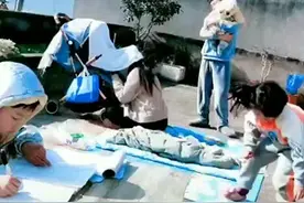 26岁小姨打游戏12岁外甥帮带娃，一人一把不许耍赖，合作愉快图片