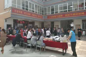 辛苦了，假期辅导班里，如“特工”一般的公职教师们！图片