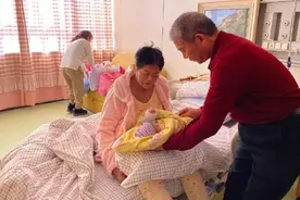 半年后，再看67岁产妇生三胎女儿，网友感叹：不是谁都能做成这样图片