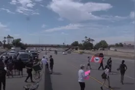 突发！美国硅谷核心区发生骚乱，一群人闯入高速公路打砸过往车辆图片