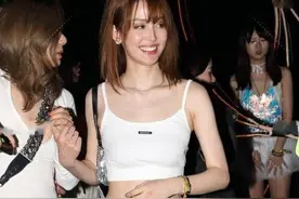 小说：美女室友拼命攒钱还贷，而她丈夫却在外花天酒地到处惹祸图片
