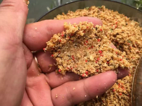 钓鱼饵料有讲究，荤素搭配，植物提取如何配比掌握好用料是关键