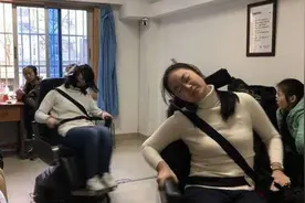 首位歼-10女飞行员，跳伞失败牺牲，葬礼上有36万人自发来送她图片