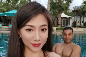混血球星与中国女友泳池秀恩爱！自称是北京人，只为中国队效力图片