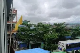 缅甸不断有居民在楼上竖立黄旗，向外界寻求帮助图片