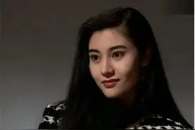 50岁李嘉欣晒自拍，空气刘海不减龄反显老，这脸更适合中分图片