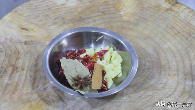 厨师长教你土豆烧牛肉的正宗做法，牛肉软烂有窍门，地道家常硬菜