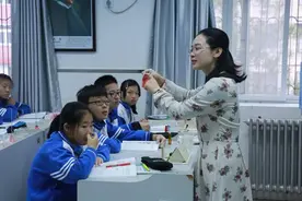 教师一周20节课，家长觉得这样才值得高工资，却不知老师已经废了图片