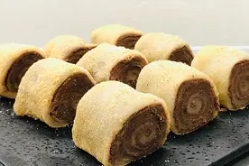 特色小吃驴打滚，自己在家也可做，软糯甜香，一擀一卷，简单方便图片