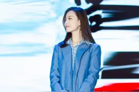 马卡龙色穿搭过时了，“经典蓝”才是霸屏色，高级又优雅！图片