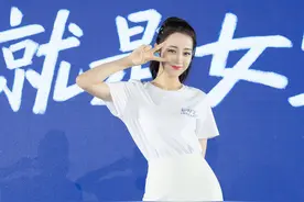 两大新疆美人隔空比美！热巴秀大长腿，娜扎长肉裙子廉价依旧惊艳图片