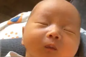 “长颈鹿”宝宝火了，从小拥有天鹅颈，网友：赢在起跑线图片