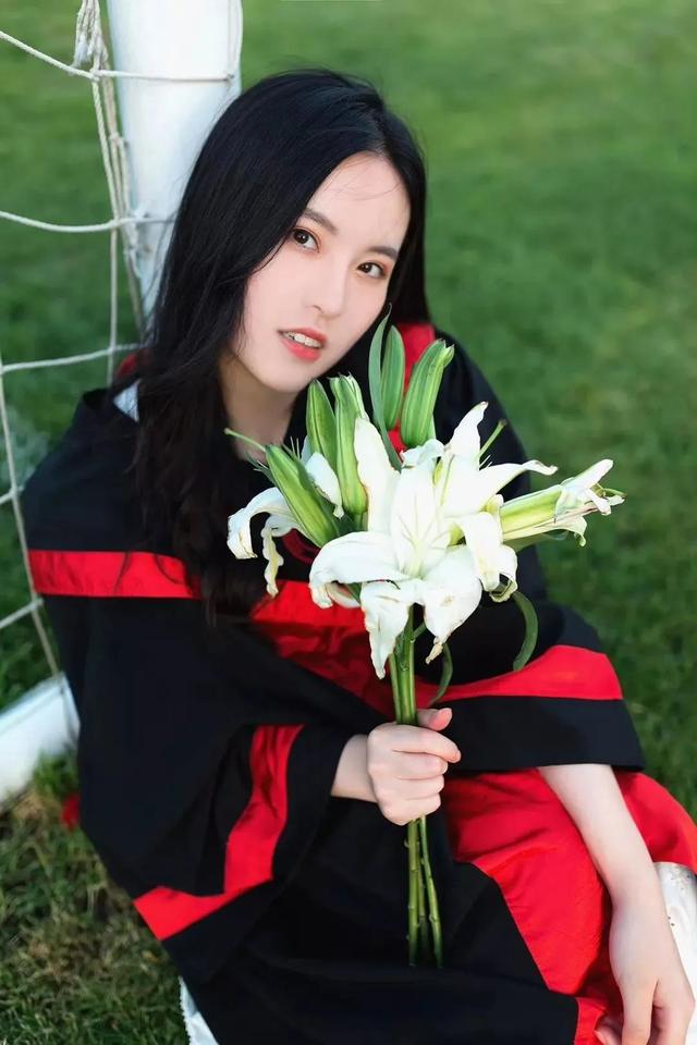 中央美院的学士服美上热搜！这是什么神仙毕业现场？