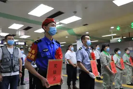 北京地铁内一男子突然被人摁倒 警方：便衣民警抓小偷图片