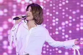 46岁陈慧琳穿“透视裤”真辣眼睛，越老越敢穿，网友吐槽：腿太粗图片