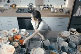 这自带洗碗刷的魔术手套，油污一冲就净，轻薄隔热，家务神仙配置图片
