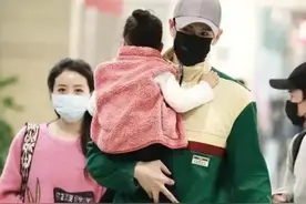 经超一家罕见合体，单手抱3岁女儿，大6岁妻子皮肤白皙超年轻图片