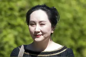 中年女人高级穿搭！孟晚舟最爱的“露脚面小高跟”，究竟多百搭？图片