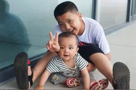 湖北一对小兄弟相差10岁，弟弟一次高烧后两人异地相隔，爸妈流泪图片
