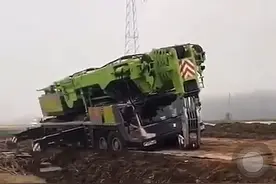 300吨烂路陷车，这场地谁能救它？图片