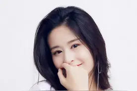 白衬衫成女明星常穿单品！颖儿穿它拍片打造慵懒感，还秀精致锁骨图片