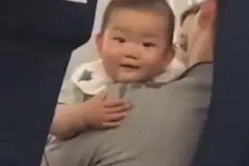 “最馋宝宝”高铁上看人吃东西，口水流满爸爸肩膀，网友：小饕餮图片