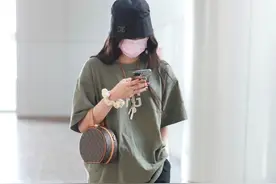 欧阳娜娜私服太有品味！绿色T恤搭配黑色长裤好随性，青春少女图片