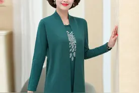 立秋后，中年妈妈换上这几款减龄外套，遮肉显瘦又时髦出门特吸睛图片