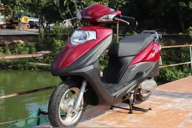 五羊本田合资踏板喜鲨125，配6L油箱，皮带传动，新款售6580元图片